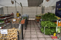 [ẢNH] Cận cảnh “Siêu thị mini 0 đồng’’ đầu tiên ở Hà Nội cho người lao động, sinh viên khó khăn vì giãn cách xã hội