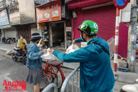 [ẢNH] Cận cảnh những phút trước khi phường Văn Miếu cách ly y tế toàn bộ đến 4/9