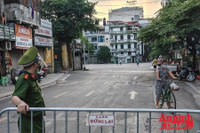 [ẢNH] Cận cảnh những phút trước khi phường Văn Miếu cách ly y tế toàn bộ đến 4/9