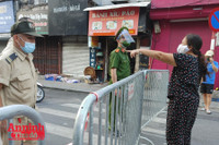 [ẢNH] Cận cảnh những phút trước khi phường Văn Miếu cách ly y tế toàn bộ đến 4/9