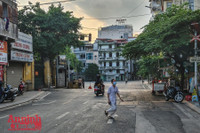 [ẢNH] Cận cảnh những phút trước khi phường Văn Miếu cách ly y tế toàn bộ đến 4/9