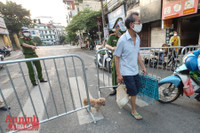 [ẢNH] Cận cảnh những phút trước khi phường Văn Miếu cách ly y tế toàn bộ đến 4/9