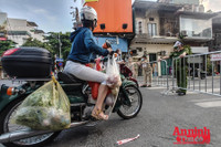 [ẢNH] Cận cảnh những phút trước khi phường Văn Miếu cách ly y tế toàn bộ đến 4/9