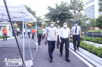 [ẢNH] Lịch trình dày đặc trong buổi kiểm tra chống dịch Covid-19 của Phó Thủ tướng Vũ Đức Đam tại Hà Nội