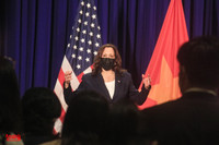 Những hình ảnh ấn tượng về Phó Tổng thống Mỹ đầu tiên đến Hà Nội