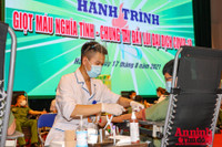 Thứ trưởng Bộ Công an và Giám đốc CATP Hà Nội hiến máu cứu người, chung tay đẩy lùi Covid-19