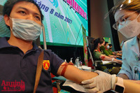 Thứ trưởng Bộ Công an và Giám đốc CATP Hà Nội hiến máu cứu người, chung tay đẩy lùi Covid-19