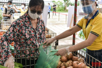 [ẢNH] Cận cảnh “Siêu thị mini 0 đồng’’ đầu tiên ở Hà Nội cho người lao động, sinh viên khó khăn vì giãn cách xã hội
