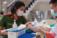 Thứ trưởng Bộ Công an và Giám đốc CATP Hà Nội hiến máu cứu người, chung tay đẩy lùi Covid-19