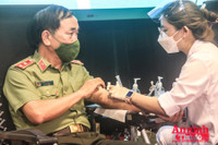 Thứ trưởng Bộ Công an và Giám đốc CATP Hà Nội hiến máu cứu người, chung tay đẩy lùi Covid-19