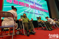 Thứ trưởng Bộ Công an và Giám đốc CATP Hà Nội hiến máu cứu người, chung tay đẩy lùi Covid-19