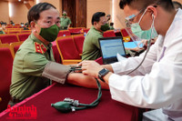 Thứ trưởng Bộ Công an và Giám đốc CATP Hà Nội hiến máu cứu người, chung tay đẩy lùi Covid-19