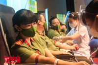 Thứ trưởng Bộ Công an và Giám đốc CATP Hà Nội hiến máu cứu người, chung tay đẩy lùi Covid-19