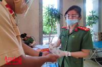 Thứ trưởng Bộ Công an và Giám đốc CATP Hà Nội hiến máu cứu người, chung tay đẩy lùi Covid-19