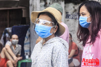 [ẢNH] Trưng dụng cả phố làm điểm xét nghiệm 7.000 người liên quan Covid-19 ở chợ Ngọc Hà