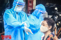 [ẢNH] Trưng dụng cả phố làm điểm xét nghiệm 7.000 người liên quan Covid-19 ở chợ Ngọc Hà