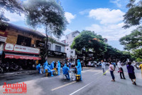 [ẢNH] Trưng dụng cả phố làm điểm xét nghiệm 7.000 người liên quan Covid-19 ở chợ Ngọc Hà