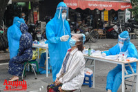 [ẢNH] Trưng dụng cả phố làm điểm xét nghiệm 7.000 người liên quan Covid-19 ở chợ Ngọc Hà