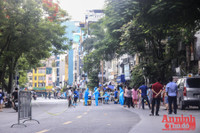 [ẢNH] Trưng dụng cả phố làm điểm xét nghiệm 7.000 người liên quan Covid-19 ở chợ Ngọc Hà