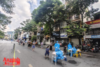 [ẢNH] Trưng dụng cả phố làm điểm xét nghiệm 7.000 người liên quan Covid-19 ở chợ Ngọc Hà