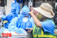 [ẢNH] Trưng dụng cả phố làm điểm xét nghiệm 7.000 người liên quan Covid-19 ở chợ Ngọc Hà