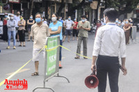 [ẢNH] Trưng dụng cả phố làm điểm xét nghiệm 7.000 người liên quan Covid-19 ở chợ Ngọc Hà