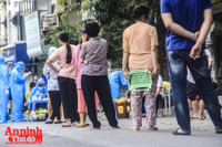[ẢNH] Trưng dụng cả phố làm điểm xét nghiệm 7.000 người liên quan Covid-19 ở chợ Ngọc Hà