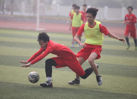 [ẢNH] THPT Phúc Lợi vào bán kết sau trận đấu nghẹt thở với THPT Marie Curie