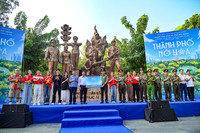 Các nghệ sỹ cùng Công an Thủ đô chung tay trồng cây để 