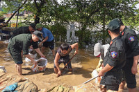 Hình ảnh ấm áp nghĩa tình của Công an Thủ đô trong một ngày dài sát cánh cùng nhân dân chống lũ