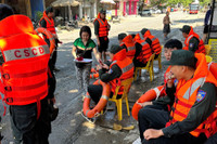 Hình ảnh ấm áp nghĩa tình của Công an Thủ đô trong một ngày dài sát cánh cùng nhân dân chống lũ