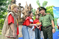 Các nghệ sỹ cùng Công an Thủ đô chung tay trồng cây để 