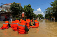 Hình ảnh ấm áp nghĩa tình của Công an Thủ đô trong một ngày dài sát cánh cùng nhân dân chống lũ