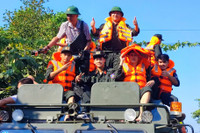 Hình ảnh ấm áp nghĩa tình của Công an Thủ đô trong một ngày dài sát cánh cùng nhân dân chống lũ