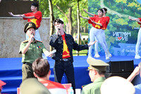 Các nghệ sỹ cùng Công an Thủ đô chung tay trồng cây để 