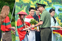 Các nghệ sỹ cùng Công an Thủ đô chung tay trồng cây để 