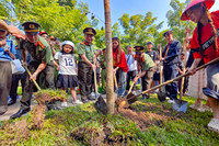 Các nghệ sỹ cùng Công an Thủ đô chung tay trồng cây để 