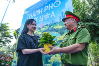 Các nghệ sỹ cùng Công an Thủ đô chung tay trồng cây để 