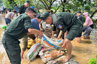 Hình ảnh ấm áp nghĩa tình của Công an Thủ đô trong một ngày dài sát cánh cùng nhân dân chống lũ