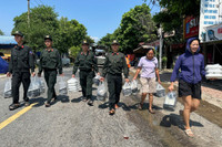 Hình ảnh ấm áp nghĩa tình của Công an Thủ đô trong một ngày dài sát cánh cùng nhân dân chống lũ