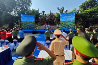 Các nghệ sỹ cùng Công an Thủ đô chung tay trồng cây để 