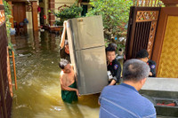 Hình ảnh ấm áp nghĩa tình của Công an Thủ đô trong một ngày dài sát cánh cùng nhân dân chống lũ