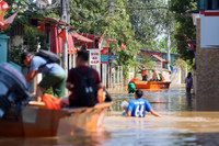 Hình ảnh ấm áp nghĩa tình của Công an Thủ đô trong một ngày dài sát cánh cùng nhân dân chống lũ