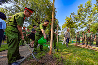 Các nghệ sỹ cùng Công an Thủ đô chung tay trồng cây để 