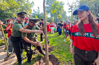 Các nghệ sỹ cùng Công an Thủ đô chung tay trồng cây để 