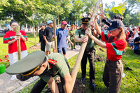 Các nghệ sỹ cùng Công an Thủ đô chung tay trồng cây để 