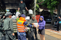 Hình ảnh ấm áp nghĩa tình của Công an Thủ đô trong một ngày dài sát cánh cùng nhân dân chống lũ