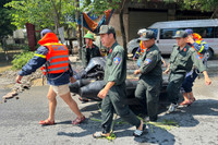 Hình ảnh ấm áp nghĩa tình của Công an Thủ đô trong một ngày dài sát cánh cùng nhân dân chống lũ