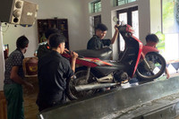 Hình ảnh ấm áp nghĩa tình của Công an Thủ đô trong một ngày dài sát cánh cùng nhân dân chống lũ