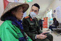 Chuyện cảm động trong ngày đầu cấp hộ chiếu gắn chíp ở Hà Nội